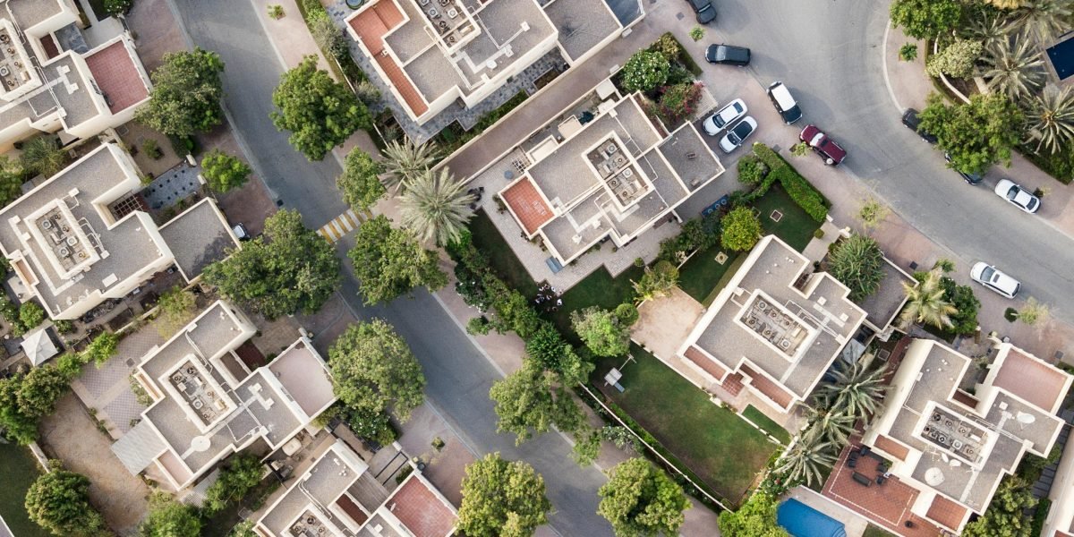 This guide helps buyers navigate Dubai's fast-moving 2026 villa market by cutting through the noise and laying out clear, practical steps. It explains what oasi...