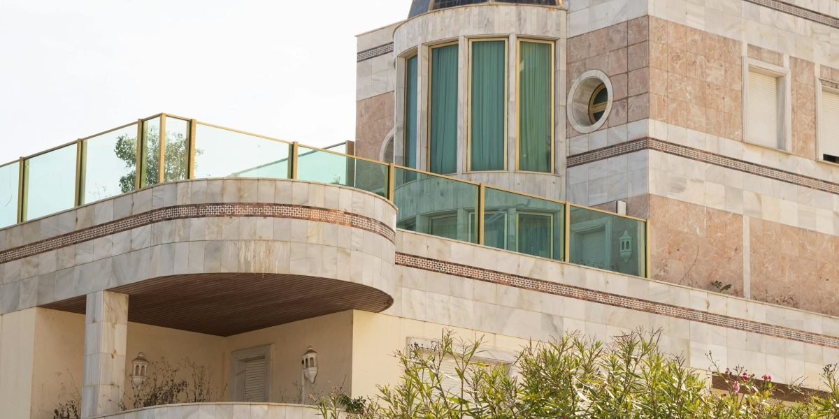 This guide explains how to find and buy the right villa in Dubai Hills Estate using a focused, data-driven approach and Property Finder's tools. It covers why D...