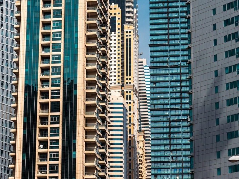 This article compares two fast‑moving pockets of Dubai real estate in 2026: the spacious, family‑oriented Hatta Road corridor and the luxury waterfront at Mina...
