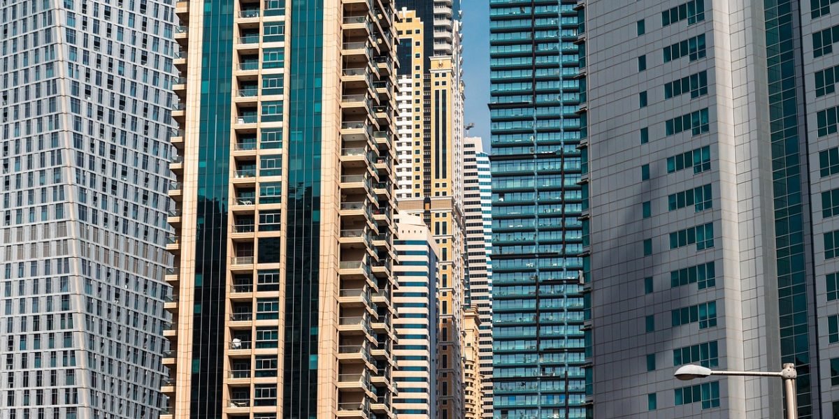 This article compares two fast‑moving pockets of Dubai real estate in 2026: the spacious, family‑oriented Hatta Road corridor and the luxury waterfront at Mina...