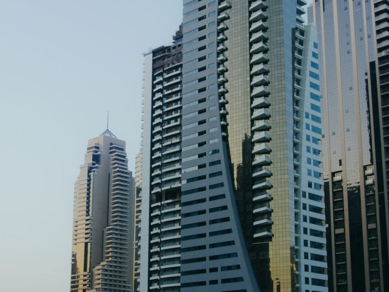 This article explains how Dubai Sotheby's International Realty helps high‑net‑worth buyers and investors navigate Dubai's luxury villa market by combining a vas...
