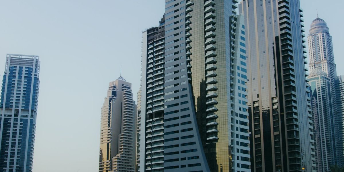 This article explains how Dubai Sotheby's International Realty helps high‑net‑worth buyers and investors navigate Dubai's luxury villa market by combining a vas...