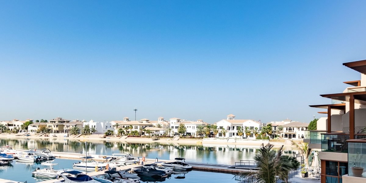 This article is a practical guide to buying apartments on Palm Jumeirah, Dubai's landmark man‑made island, explaining what makes the address so coveted and how...